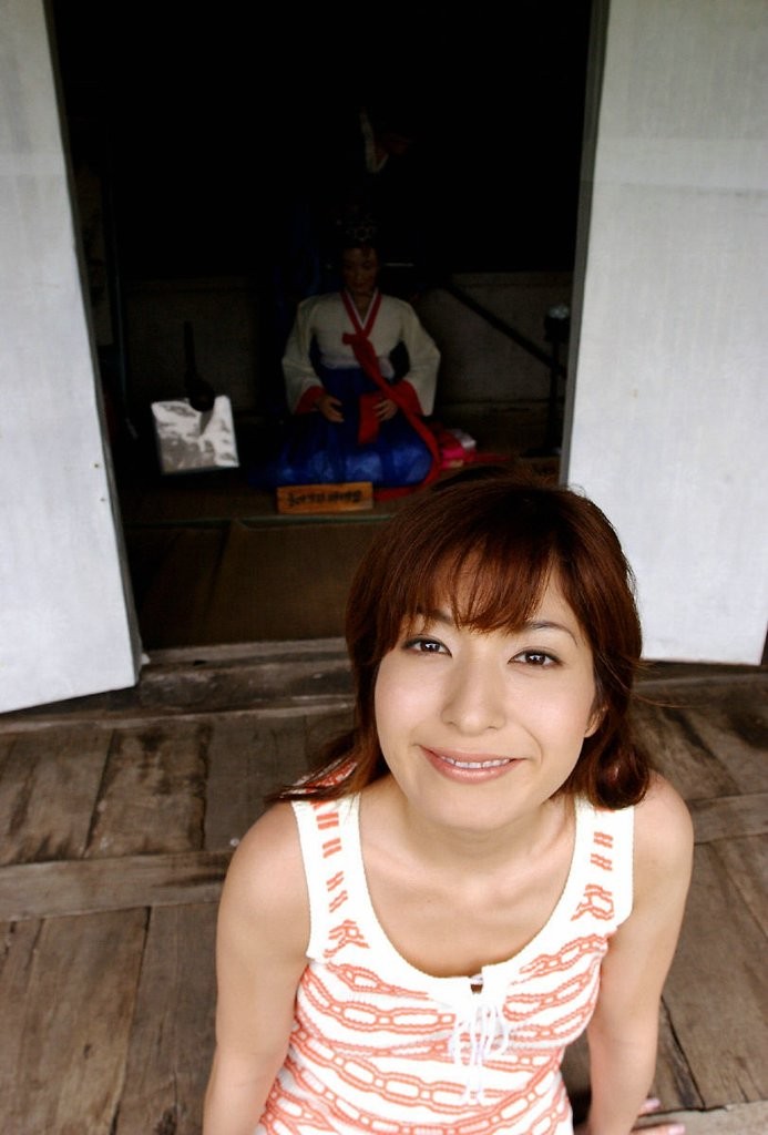 Ein offenes Bild von haarigen japanischen Frau posiert öffentlich
 #77867429