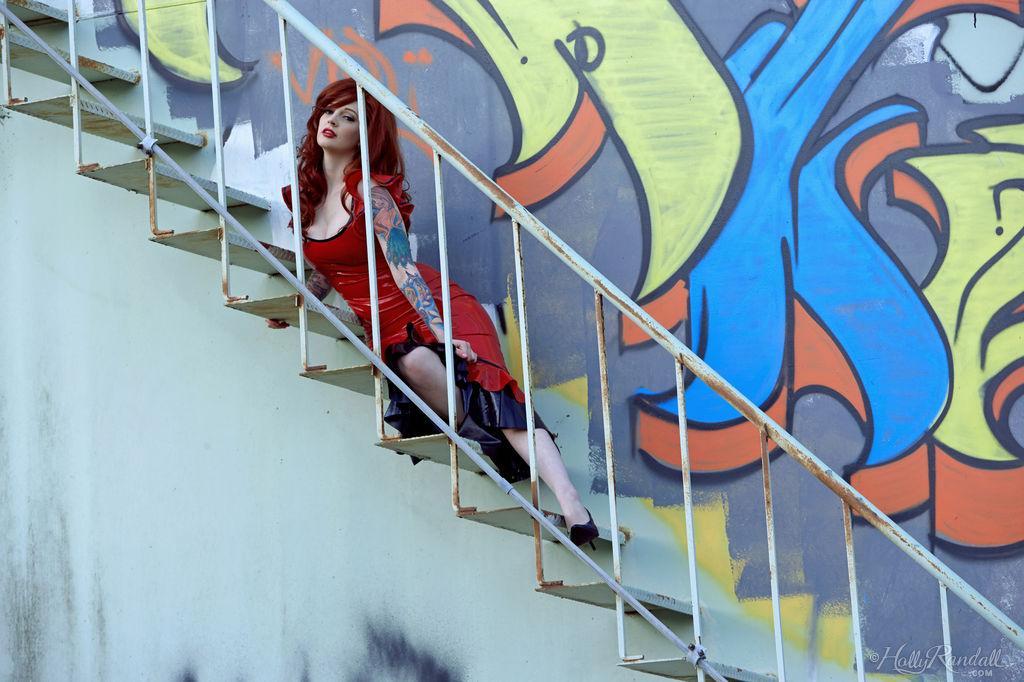 Vanessa Lake, rousse et alternative, se déshabille sur des escaliers en métal à l'extérieur.
 #60129857