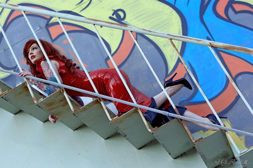 Rotschopf-Alternativ-Babe Vanessa Lake zieht sich auf einer Metalltreppe aus
 #60129901
