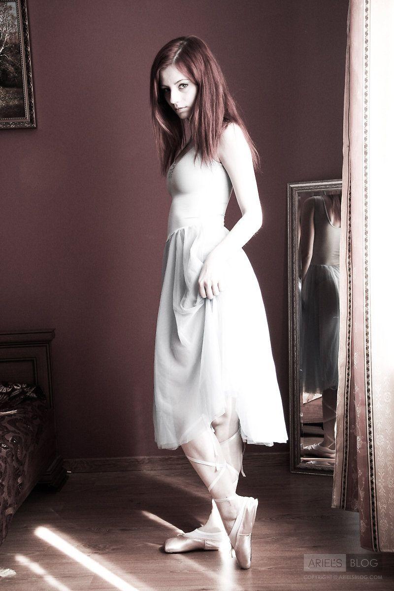 Photos du blog de la jeune modèle Ariel faisant du ballet nu et chaud
 #53286623