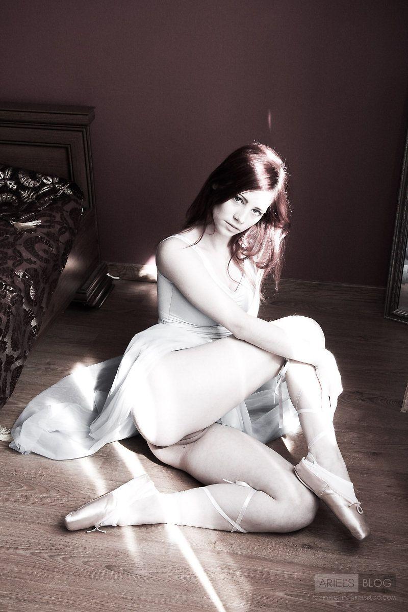 Photos du blog de la jeune modèle Ariel faisant du ballet nu et chaud
 #53286708