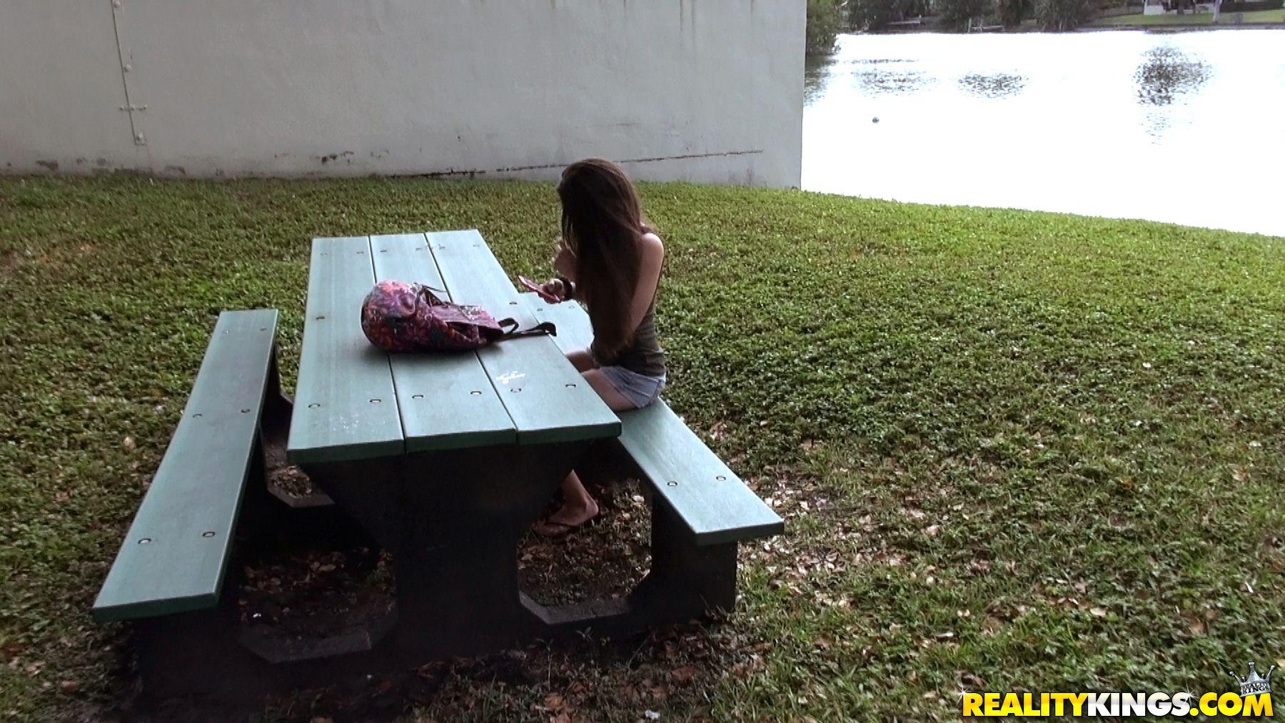 Amateur-Mädchen ziggy star fickt einen Fremden, den sie gerade in einem Park getroffen hat
 #60202985