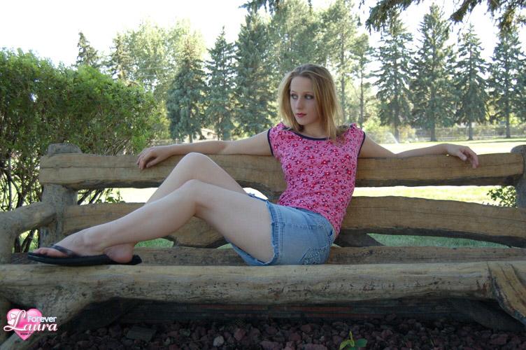 Laura, bella teenager dai capelli rossi, è carina nella sua gonnellina di jeans
 #54390461