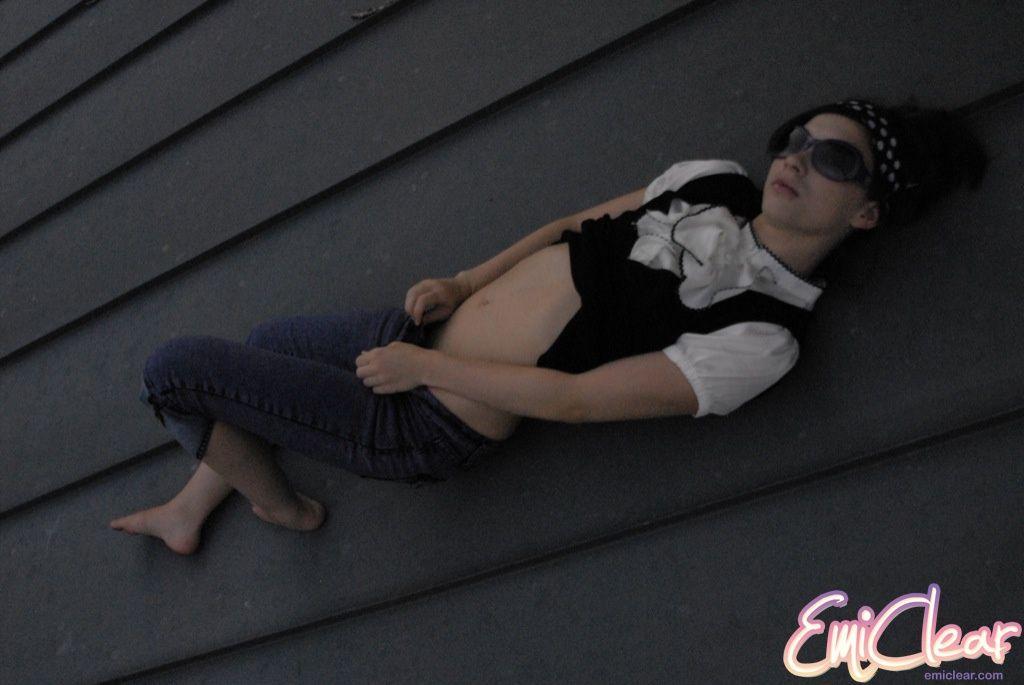Fotos de emi clear desnudandose en el porche trasero
 #54184314