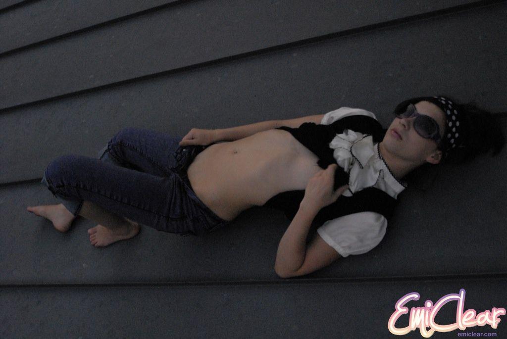 十代のかわいこちゃんエミ・クリアの写真 後ろのポーチで裸になる
 #54184333