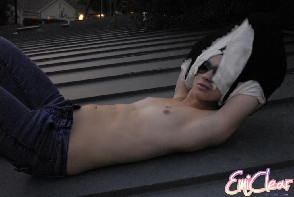 Fotos de emi clear desnudandose en el porche trasero
 #54184406