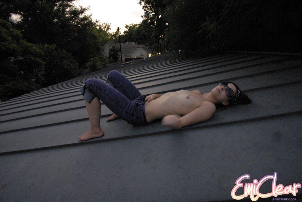 Fotos de emi clear desnudandose en el porche trasero
 #54184428