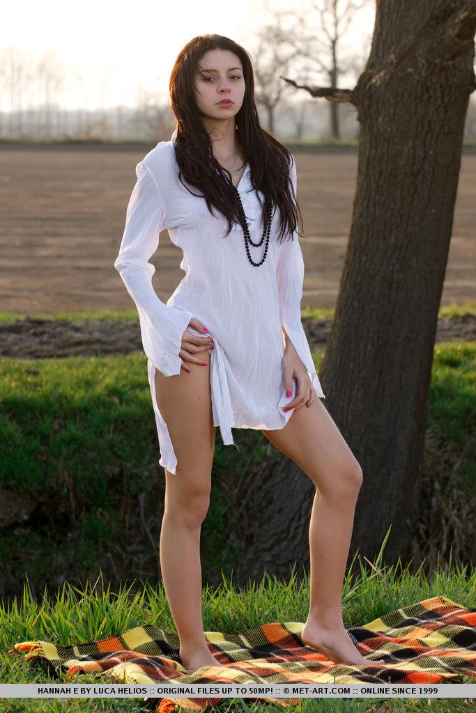 Pictures of teen beauty Hannah E naked outside #54684887