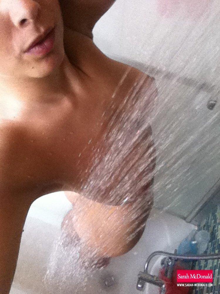 La sexy ragazza Sarah si gode una doccia calda e ti invita a guardare
 #59925731