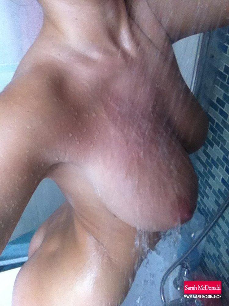 Sexy Mädchen sarah genießt eine heiße Dusche und lädt Sie zu beobachten
 #59925768