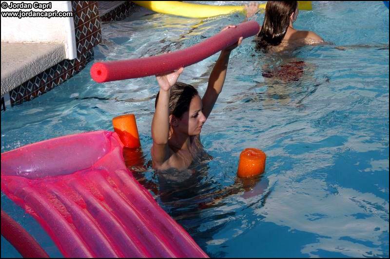 Fotos de jordan capri haciendose la traviesa con sus amigas en la piscina
 #55588453