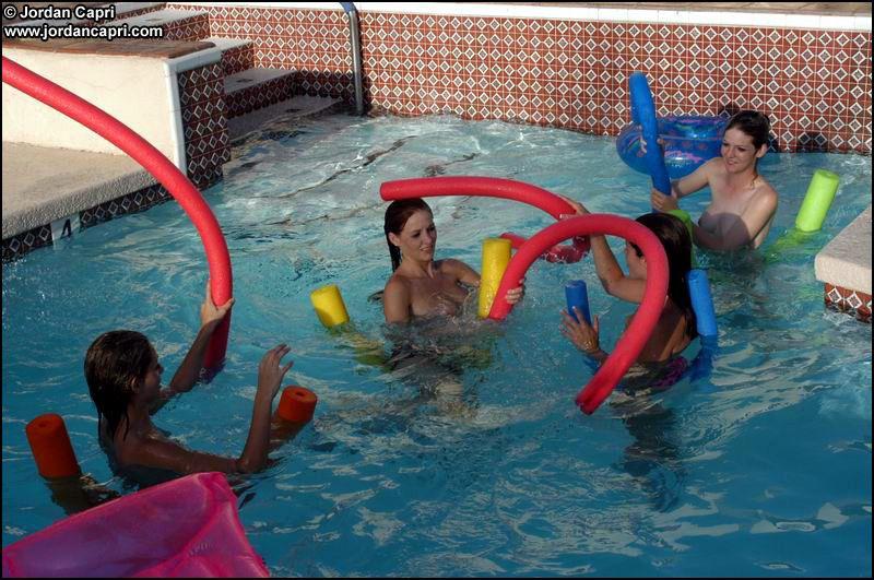 Bilder von jordan capri, die mit ihren Freundinnen am Pool ungezogen wird
 #55588517