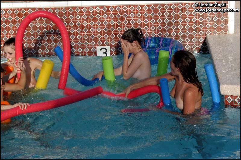 Bilder von jordan capri, die mit ihren Freundinnen am Pool ungezogen wird
 #55588540