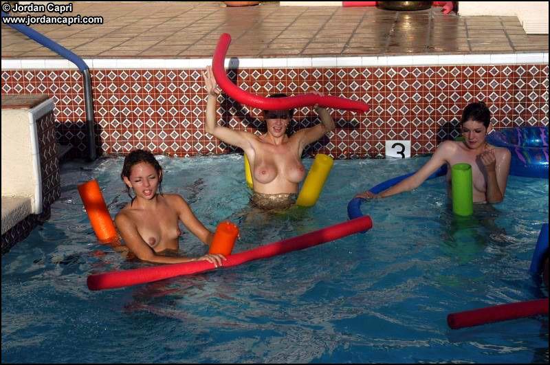 Bilder von jordan capri, die mit ihren Freundinnen am Pool ungezogen wird
 #55588569