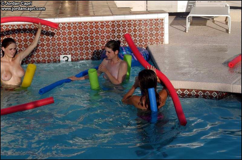 Bilder von jordan capri, die mit ihren Freundinnen am Pool ungezogen wird
 #55588609