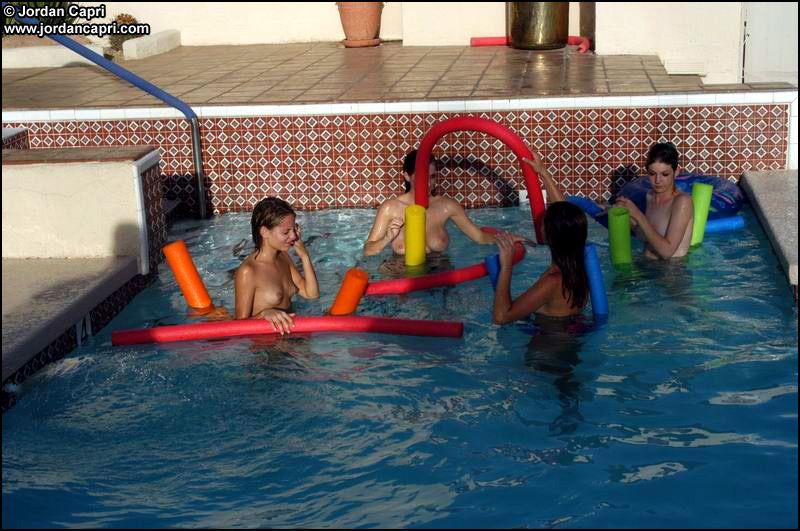 Fotos de jordan capri haciendose la traviesa con sus amigas en la piscina
 #55588637
