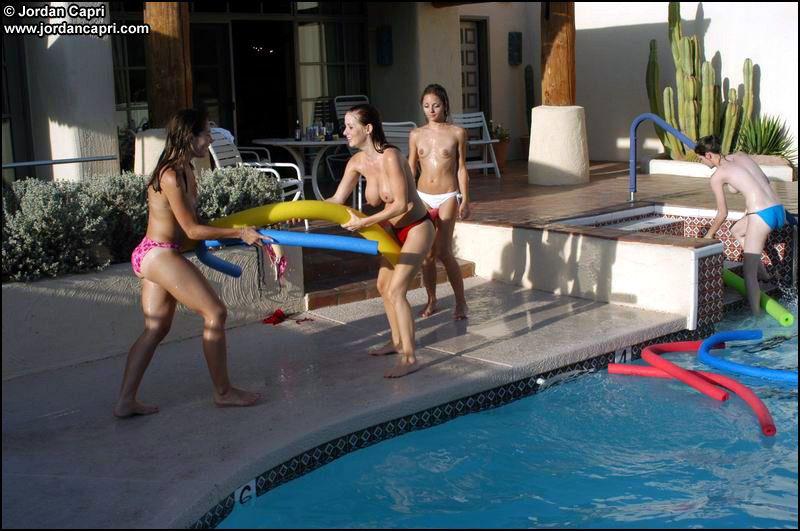 Bilder von jordan capri, die mit ihren Freundinnen am Pool ungezogen wird
 #55588718