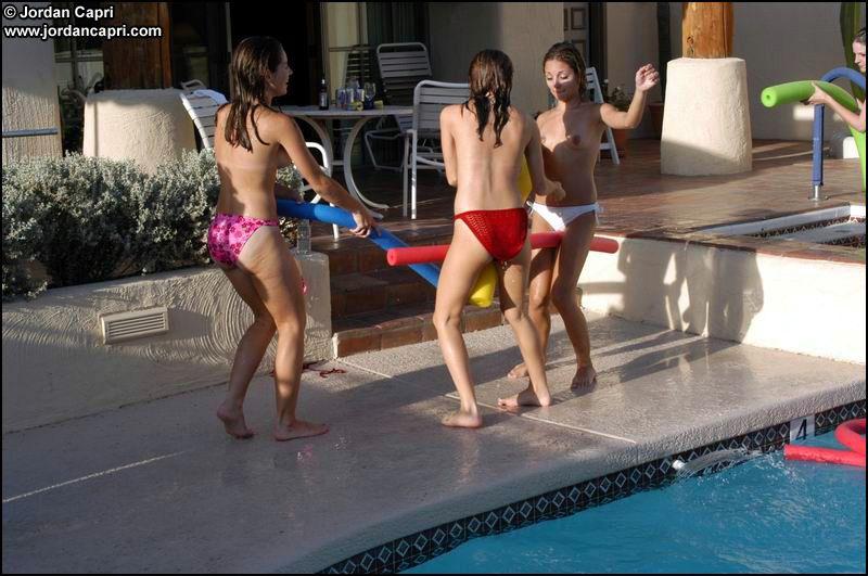Bilder von jordan capri, die mit ihren Freundinnen am Pool ungezogen wird
 #55588748