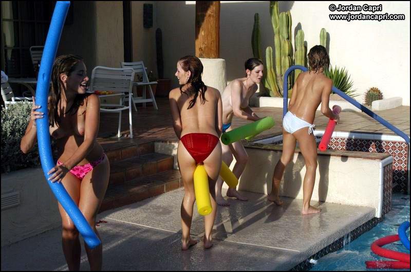 Bilder von jordan capri, die mit ihren Freundinnen am Pool ungezogen wird
 #55588776