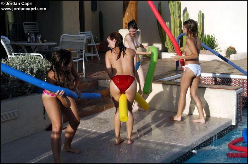 Bilder von jordan capri, die mit ihren Freundinnen am Pool ungezogen wird
 #55588807
