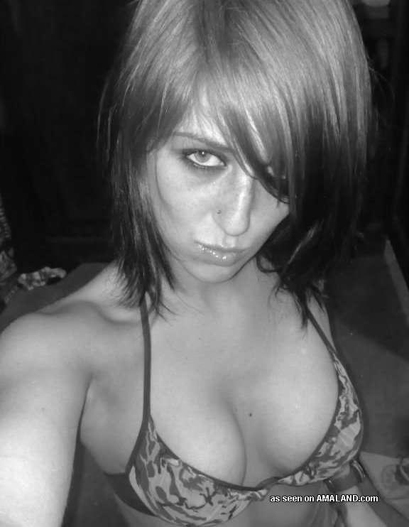 Une fille sauvage exhibant ses seins percés pendant une séance de camwhoring.
 #60635979