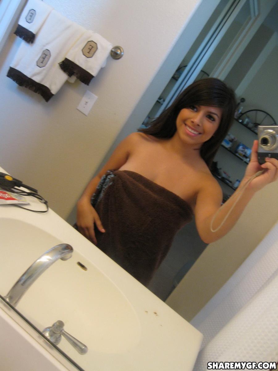 Layla rose, latina aux gros seins, prend des selfies de ses gros seins.
 #58863018