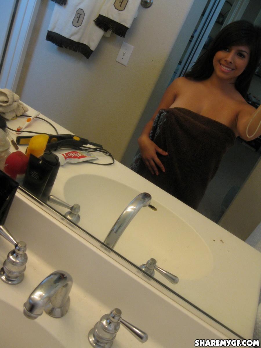 Busty latina layla rose nimmt einige selfies von ihren großen Titten
 #58863077