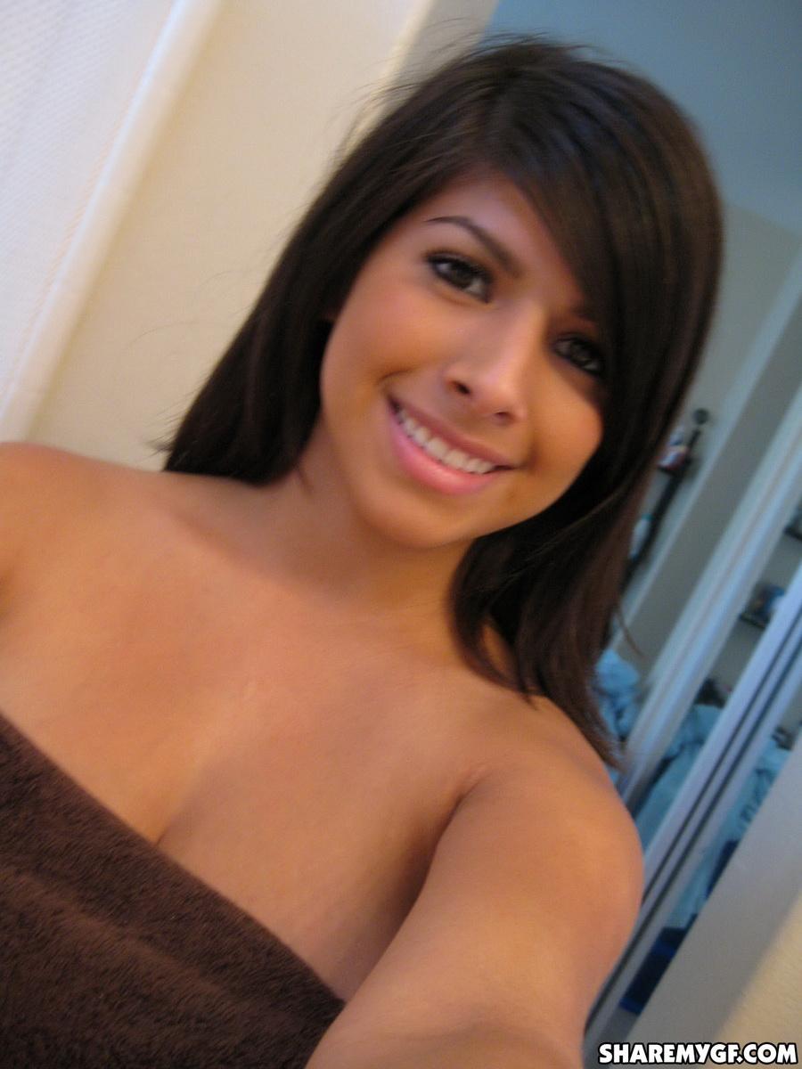 Busty latina layla rose nimmt einige selfies von ihren großen Titten
 #58863095