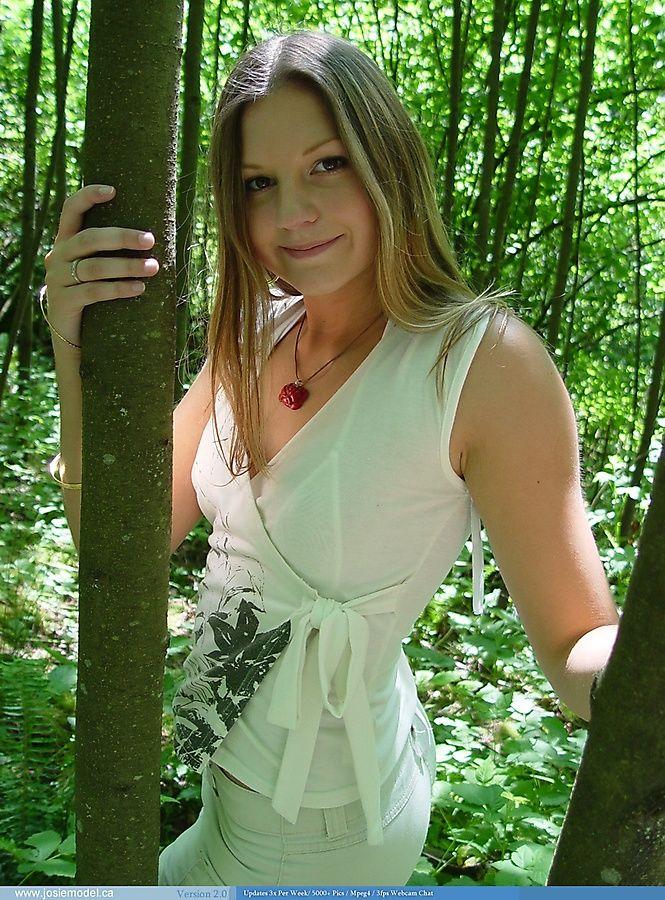 森の中で彼女のおっぱいを示すjosieモデルの写真
 #55679694