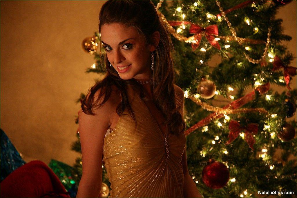 Photos de natalie sins vous offrant un cadeau de noël en avance
 #59689006