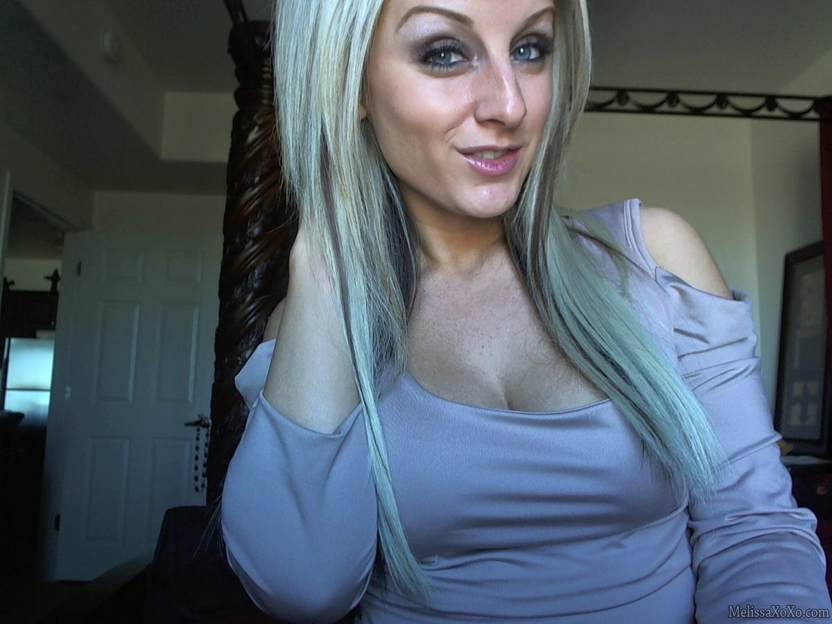 Blondes Babe Melissa strippt für Sie ganz sexy im Bett
 #59482990