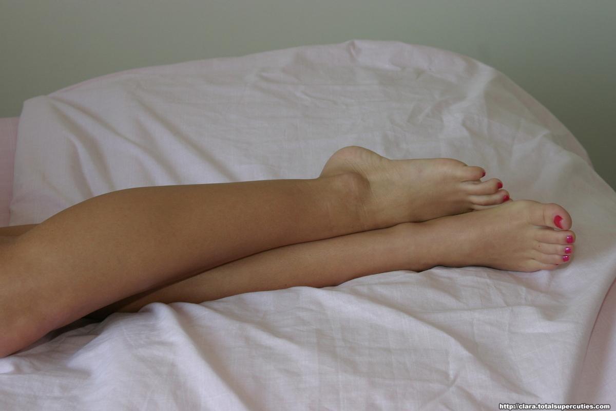 十代のクララは、彼女のセクシーな足と足を見せびらかすの写真
 #53843135