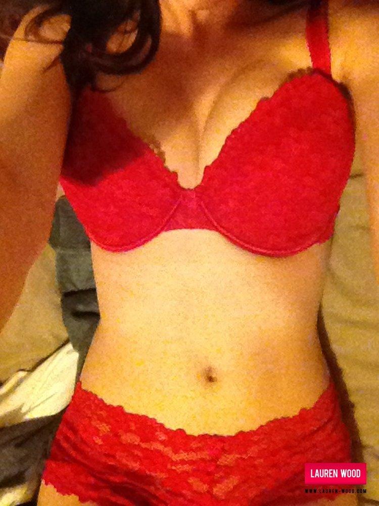 Lauren si spoglia della sua lingerie rossa e calda e ti invita a giocare
 #58856412