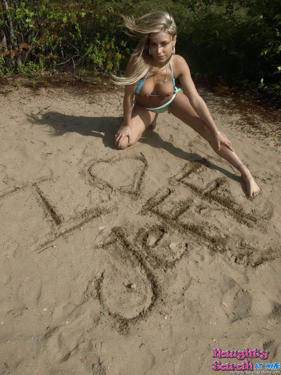 ティーンのポルノガールの写真 いたずらなサラは、ビーチでヌードストリップ
 #59723414