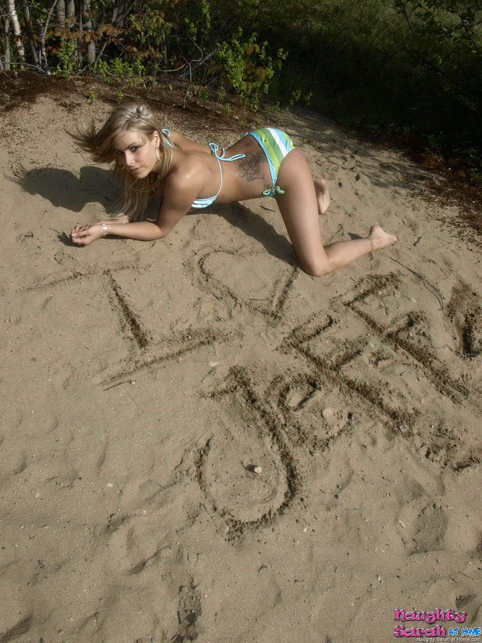 Bilder von Teenie-Porno-Mädchen naughty sarah stripping nude on a beach
 #59723420