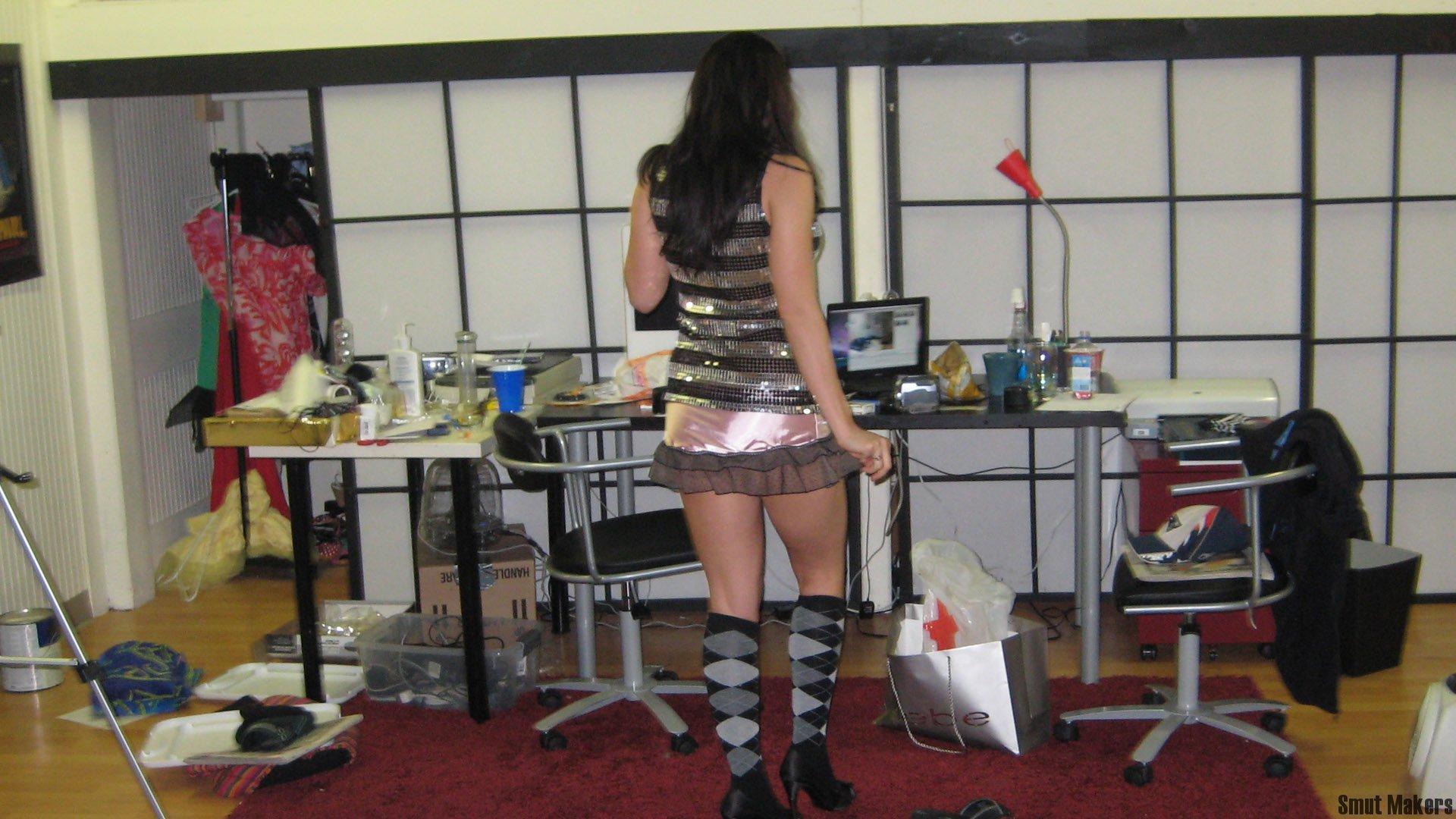 ブルネットのベイビーは、あなたに彼女の超セクシーなお尻のアップスカートを示しています。
 #60810085