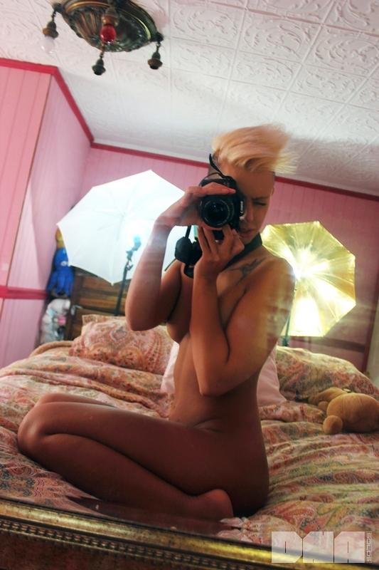 La chica punk de pelo corto the araxie se hace selfies en la cama
 #60093063