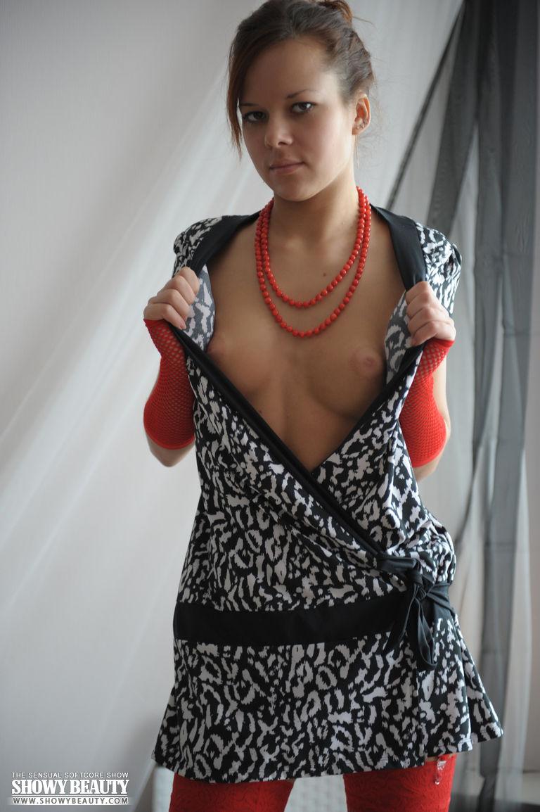 Ragazza bruna kati posa per voi nella sua lingerie rossa
 #60809165