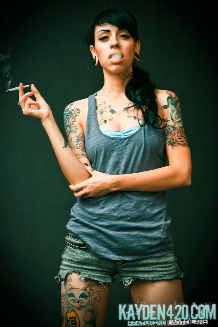 Immagini di giovane slut Kayden 420 fumare nei suoi calzini
 #58164821
