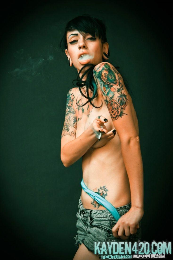 Bilder von teen Schlampe kayden 420 Rauchen in ihren Socken
 #58164957