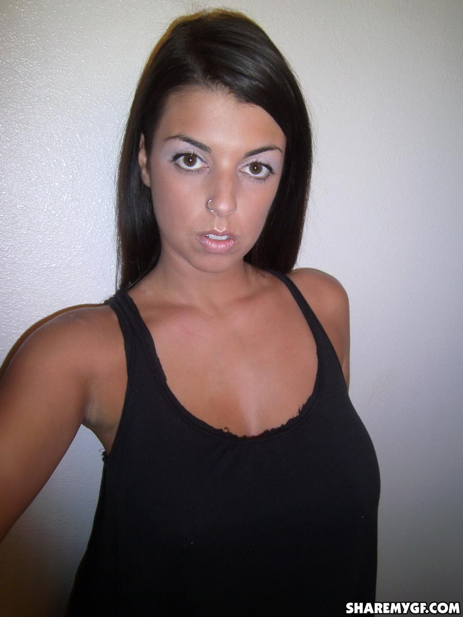 Une brune sexy prend des selfies de ses seins ronds et de son cul.
 #60794354