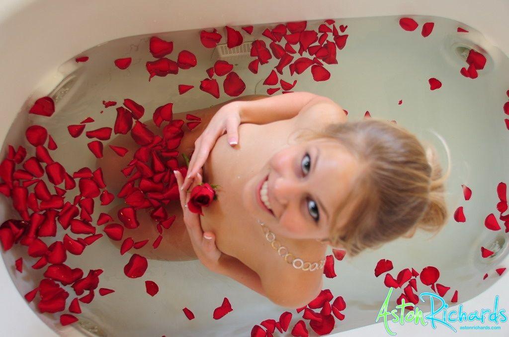 Immagini di aston richards teen babe prendendo un bagno caldo
 #53350577