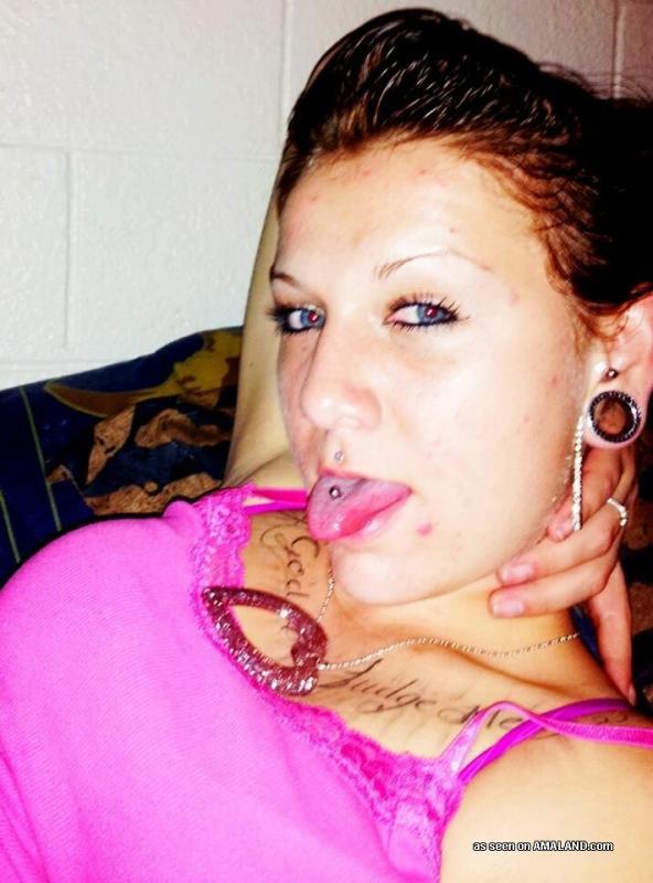 Galerie de photos de copines sexy tatouées et percées
 #60641257