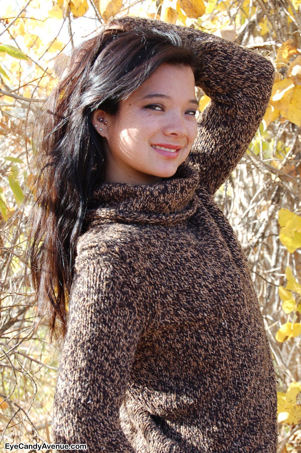 Charli se quita el suéter de otoño y revela sus pequeñas tetas y su coño caliente.
 #53745808