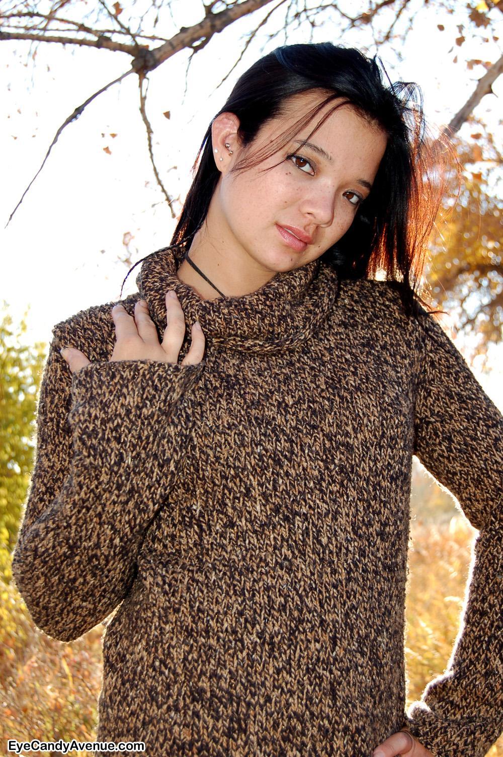 Charli se quita el suéter de otoño y revela sus pequeñas tetas y su coño caliente.
 #53745965