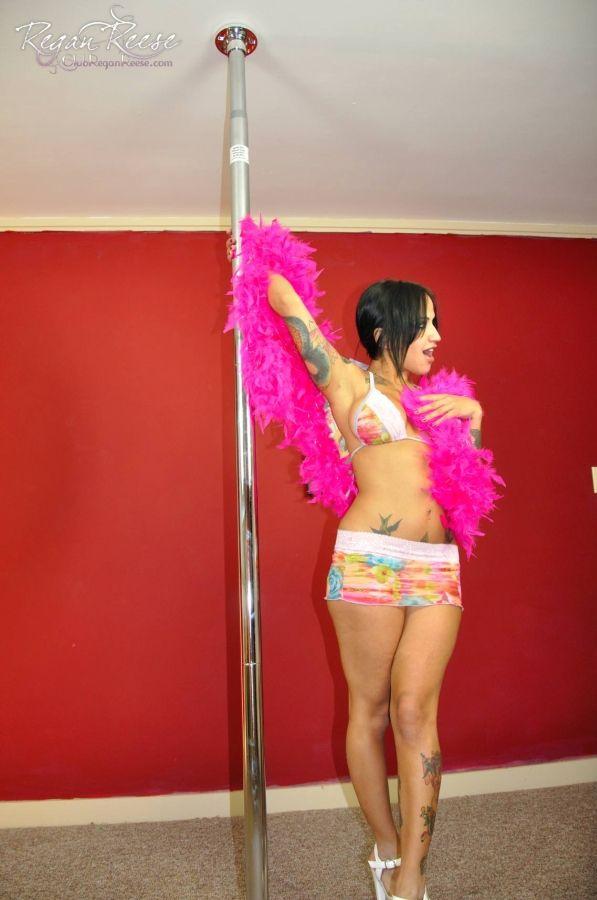Photos de la jeune mignonne Regan Reese travaillant à la barre de strip-tease
 #59865258