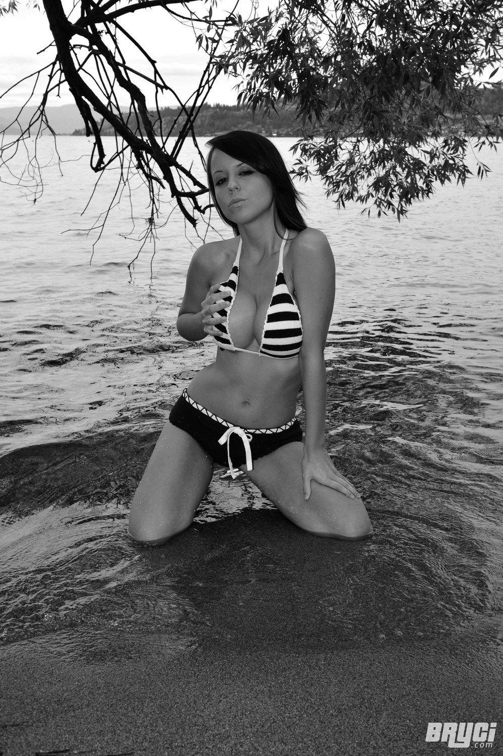 Bilder von bryci, die ihre Titten in schwarz-weiß zeigt
 #53576648