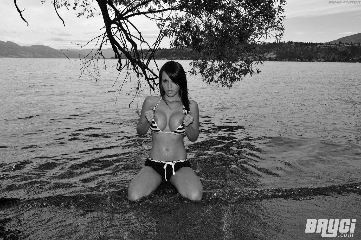 Bilder von bryci, die ihre Titten in schwarz-weiß zeigt
 #53576705