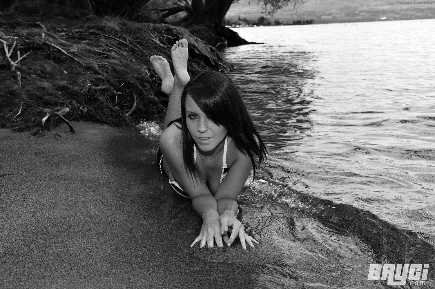 Bilder von bryci, die ihre Titten in schwarz-weiß zeigt
 #53576895