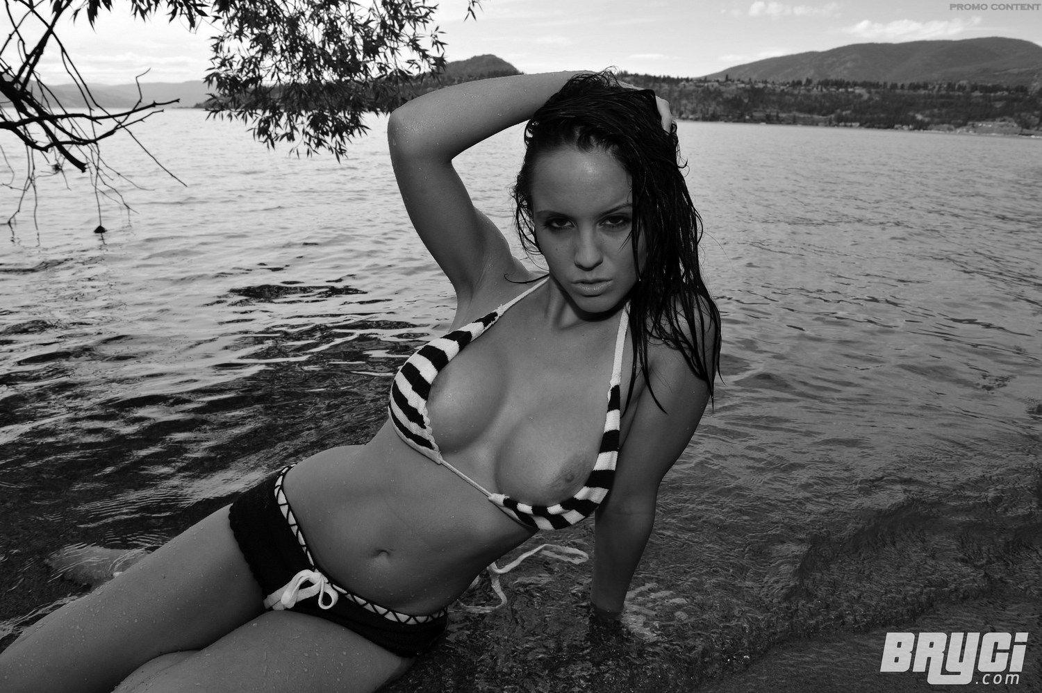 Bilder von bryci, die ihre Titten in schwarz-weiß zeigt
 #53577059